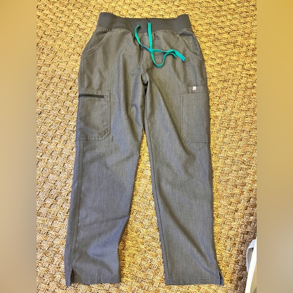 FIGS women's petite Yola™ High Waisted 2.0 - Petite Skinny Scrub Pants - M - Picture 1 of 3